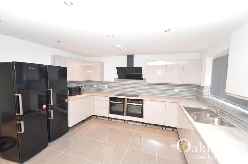 Property photo 1 of 4 Kitchen