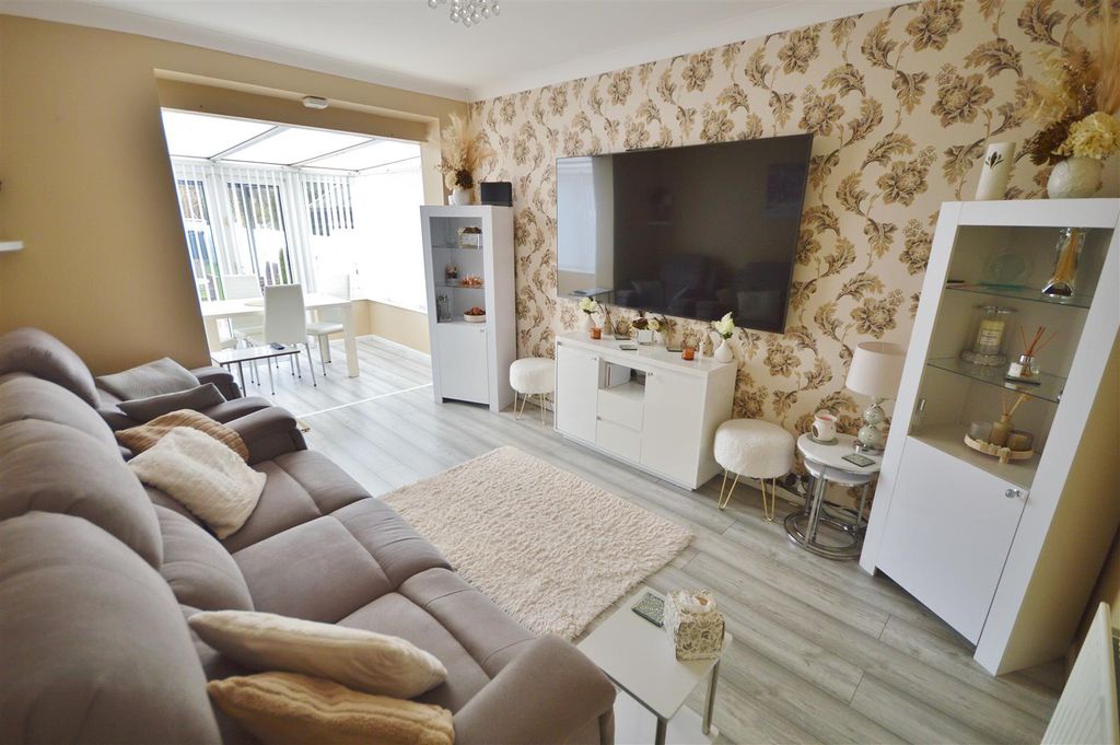 Property photo 2 of 19 Lounge