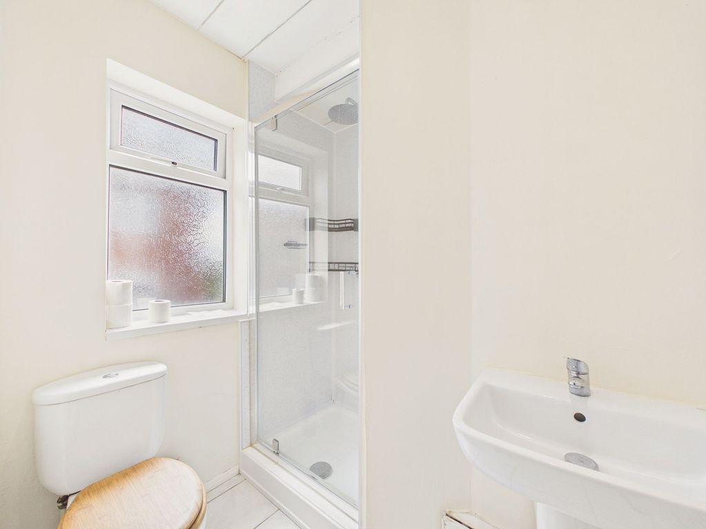 Property photo 2 of 8 Bathroom