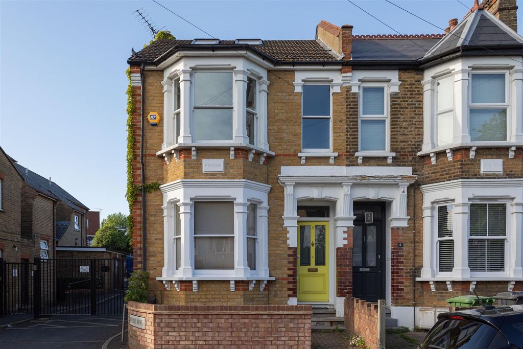 Property photo 1 of 36 Beverley Road, E4