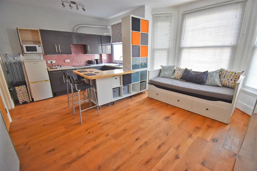 Property photo 1 of 12 Lounge 4.Jpg