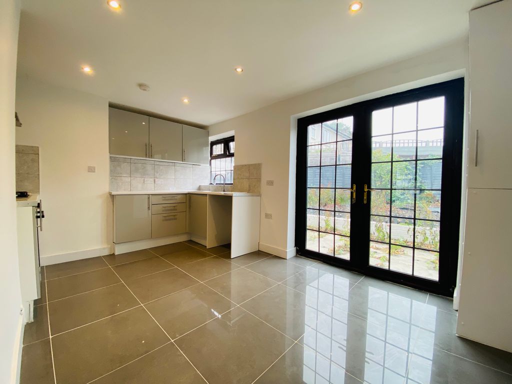 Property photo 2 of 8 Kitchen