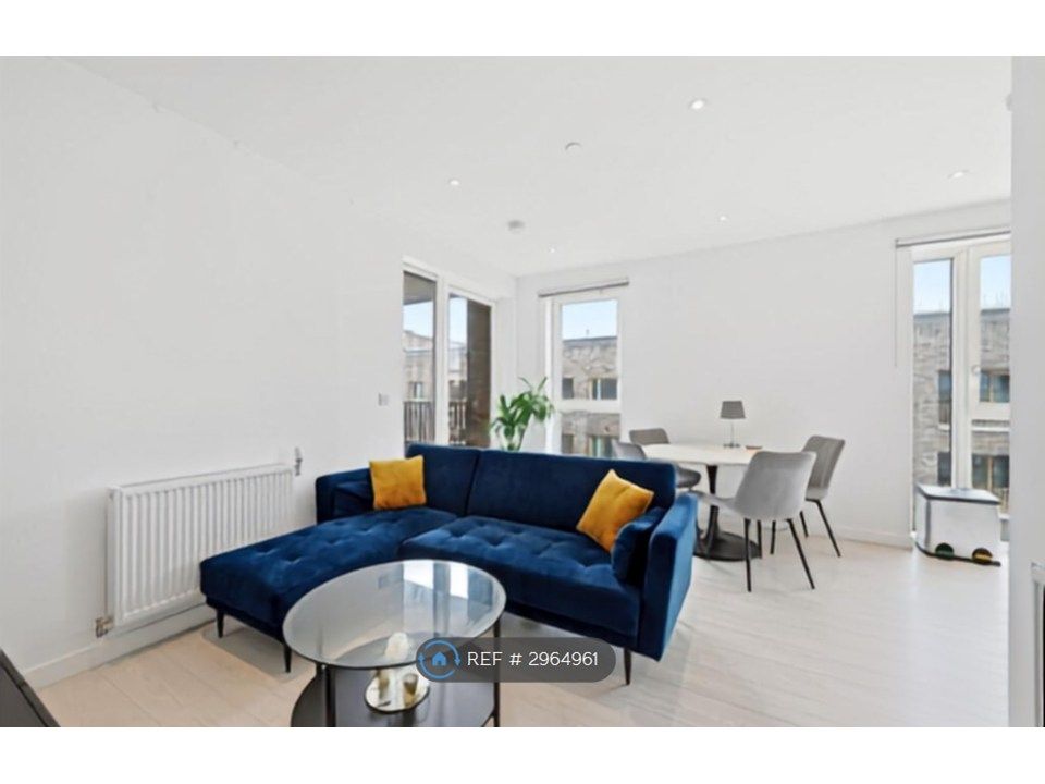 Property photo 1 of 11 Dining Room / Living Area