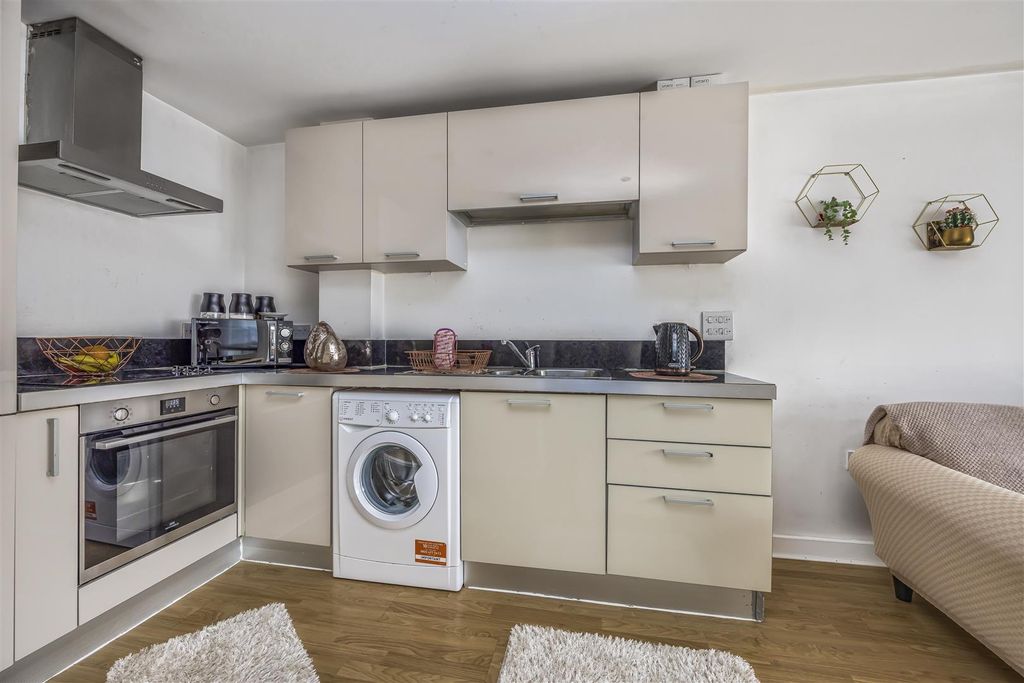 Property photo 3 of 20 Flat 9, 43-45 Elm Grove, Southsea-Porticomarketing