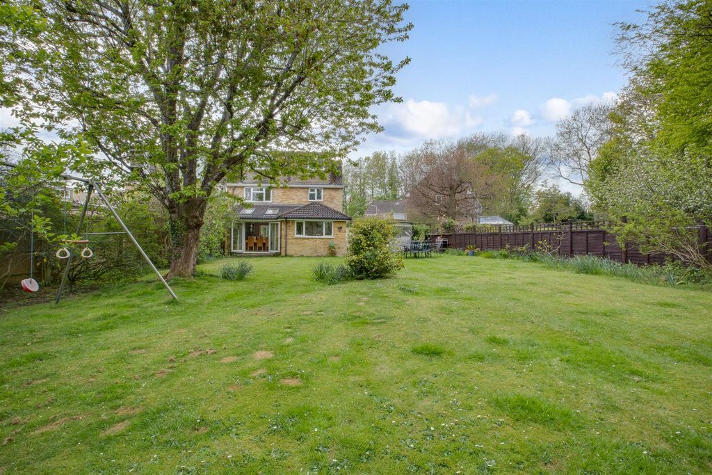 Property photo 3 of 19 8 Toms Turn, Hp15 7DX-15.Jpg