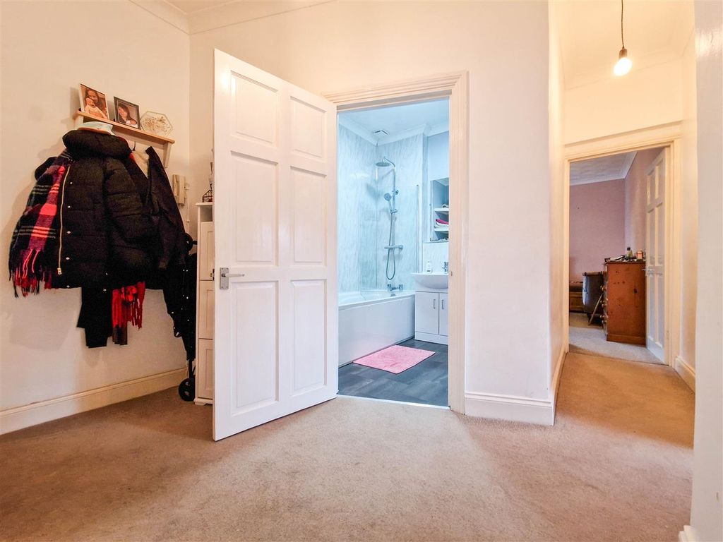 Property photo 2 of 10 Hallway