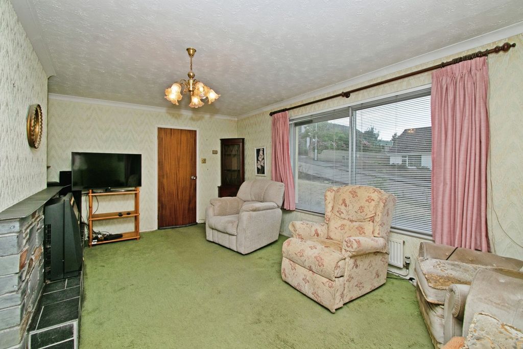 Property photo 3 of 17 Living/Dining