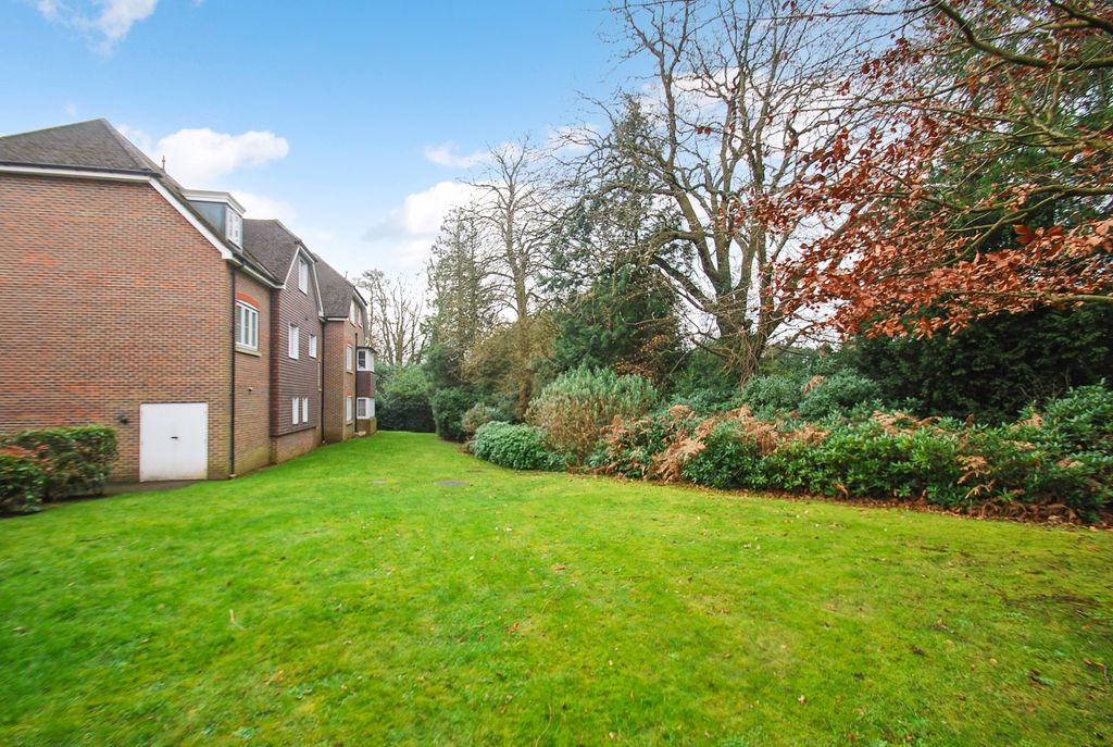 Property photo 3 of 11 Communal Gardens