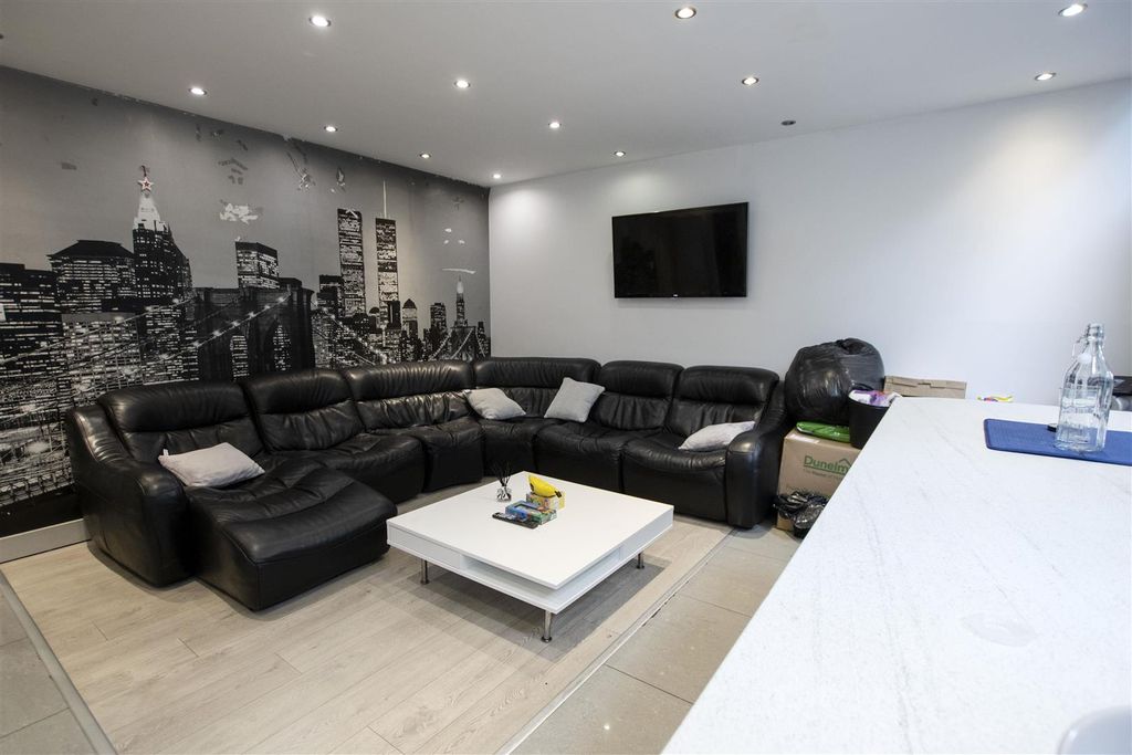 Property photo 1 of 15 Approach