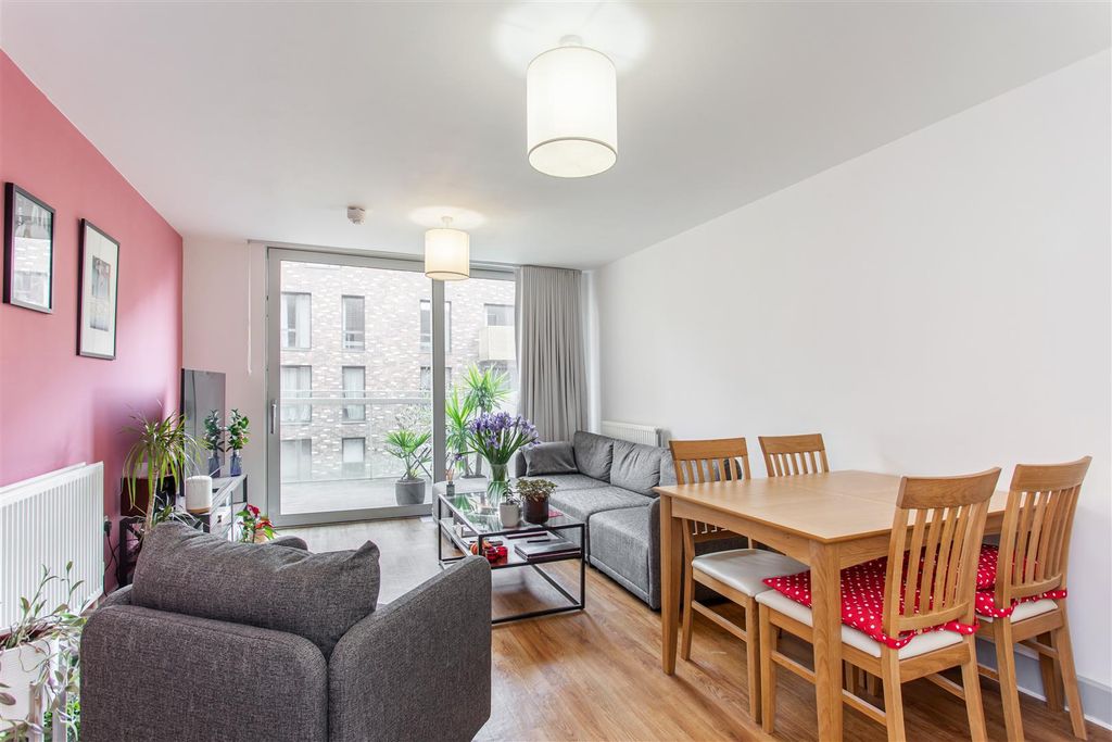 Property photo 3 of 11 Reception