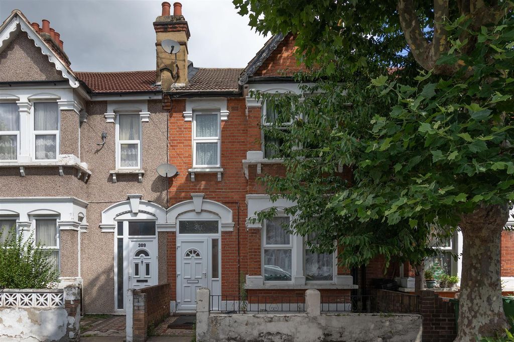 Property photo 1 of 22 Strone Road, E12