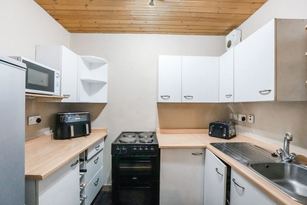 Property photo 3 of 11 Kitchen