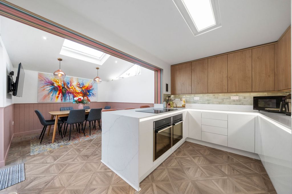 Property photo 3 of 34