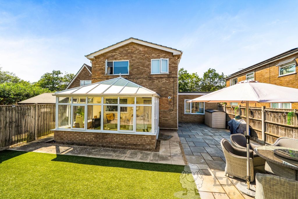 Property photo 2 of 15 Landscaped Garden