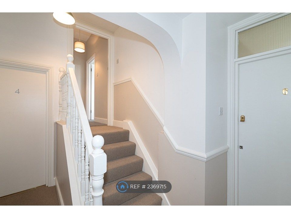 Property photo 2 of 35 Stairs Up To Flat 3