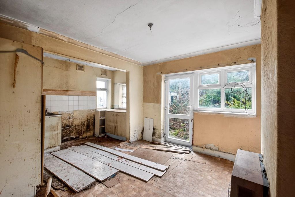 Property photo 2 of 16 85Swarclifferd-5.Jpg