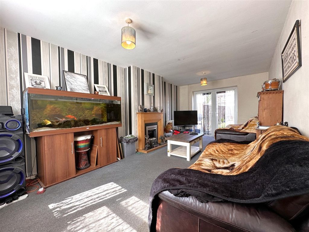 Property photo 2 of 15 Generous Living Room 743