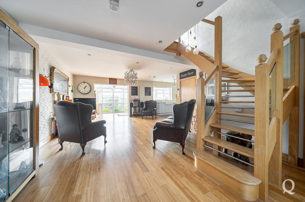 Property photo 2 of 33 24302Cfe-7Bb2-413...