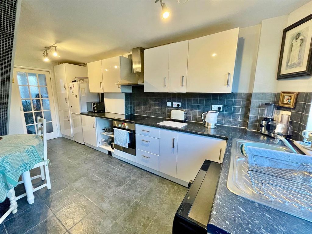 Property photo 2 of 11 8 Ashwood Rd Kitchen 2.Jpg