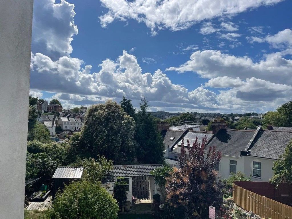 Property photo 2 of 33