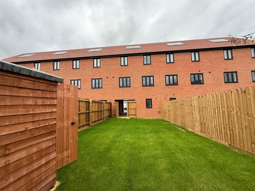 Property photo 2 of 19 73502863-2693-4192-8E8A-Ed9211740279.Jpg