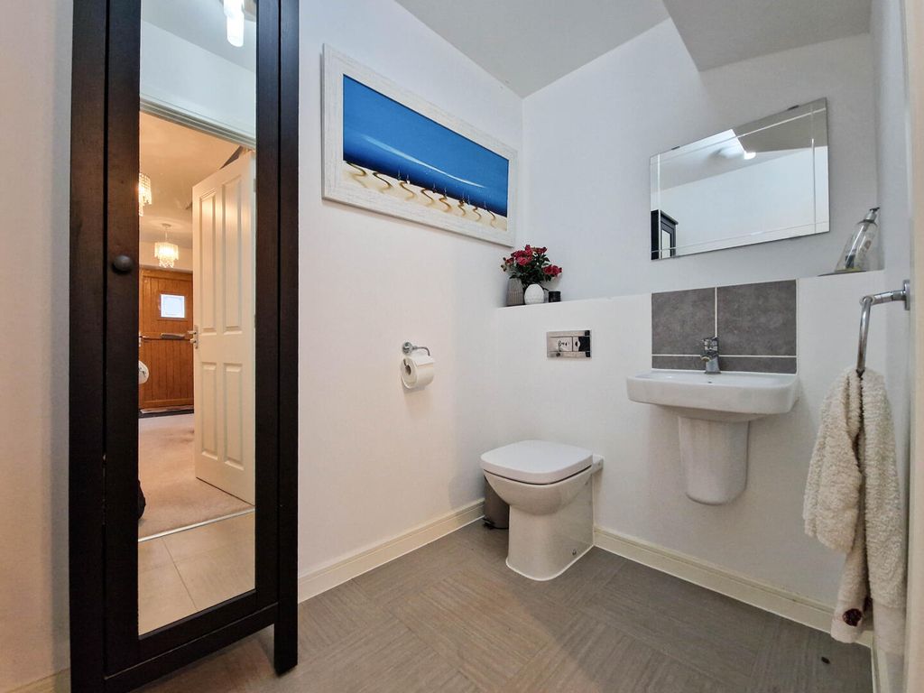 Property photo 3 of 18 WC