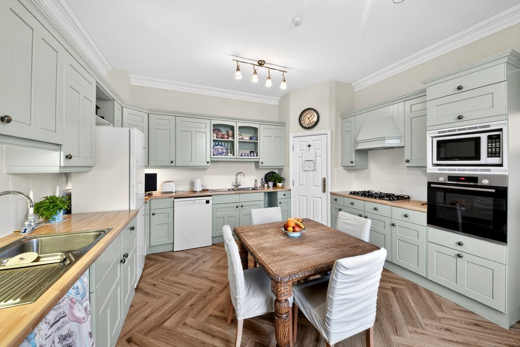 Property photo 3 of 42