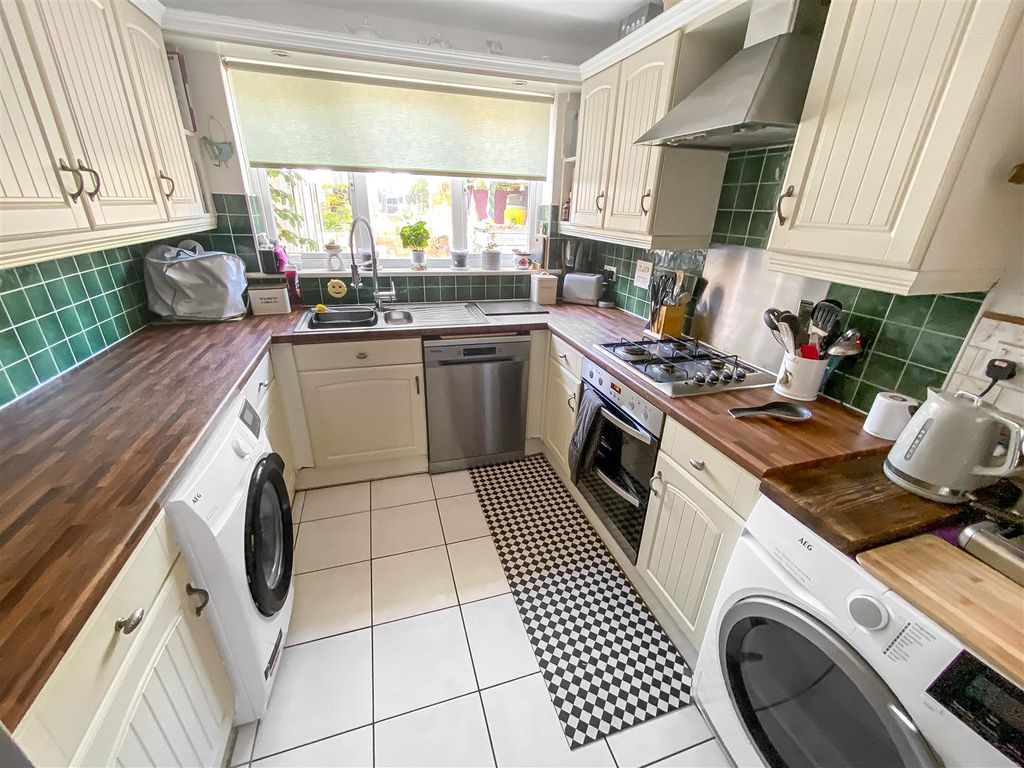 Property photo 3 of 14 Kitchen