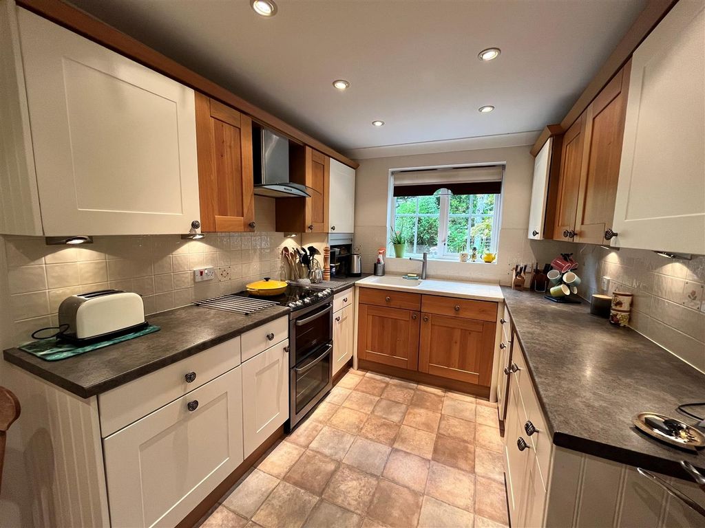 Property photo 2 of 24 Roman Way Kit 2.Jpg