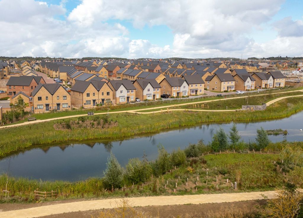 Property photo 2 of 10 External Street Scene