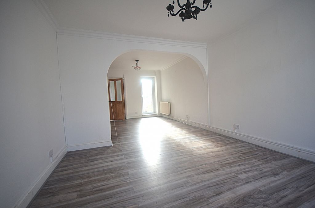 Property photo 1 of 9 Three Bedroom House To Rent Netley Road, Ilford Ig2