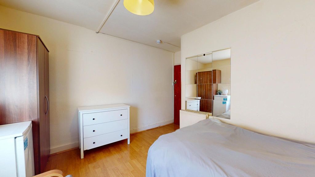 Property photo 3 of 6 Bedroom