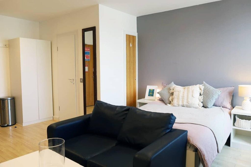 Property photo 1 of 21 Bedroom