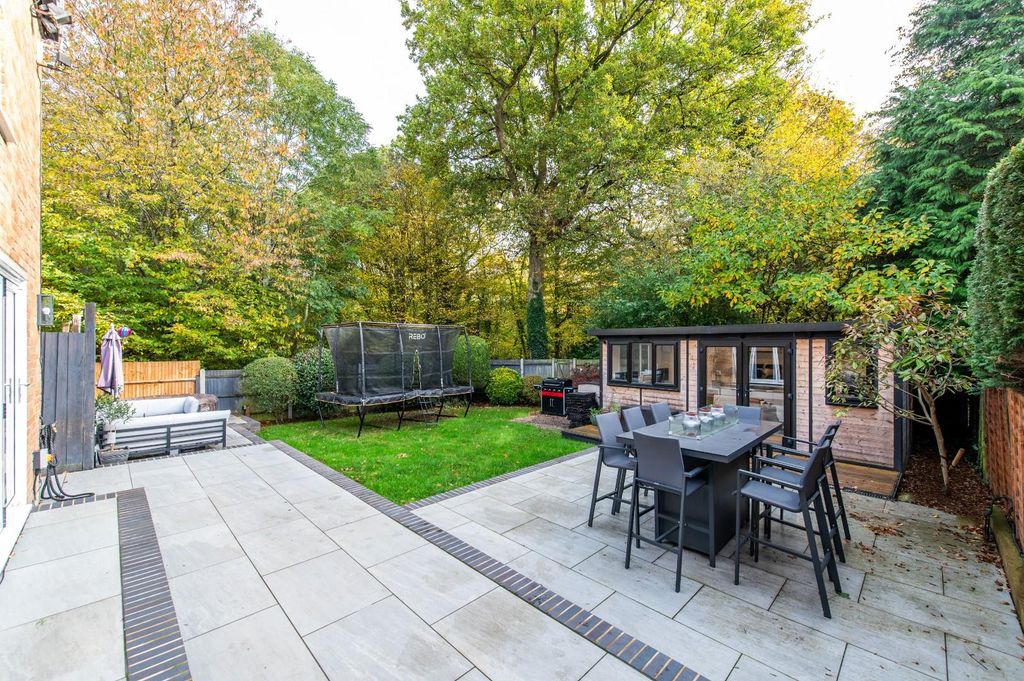 Property photo 2 of 12 Garden