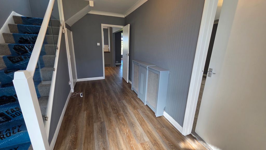 Property photo 2 of 18 Hallway