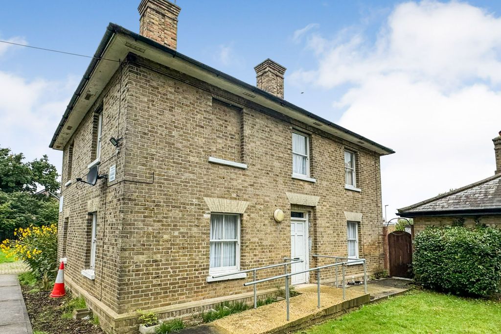 Property photo 1 of 6 Crabbe Farm, 1 Latton Common Road, Harlow, Essex CM18 7Hs