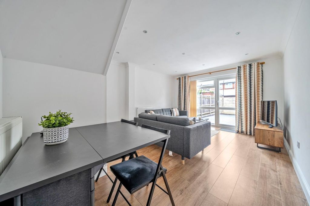 Property photo 2 of 12 1333569-18-689c6789d7336.Jpg