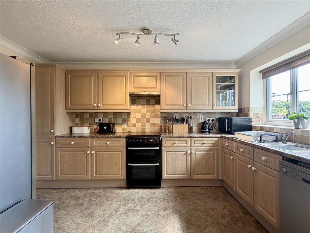 Property photo 3 of 28