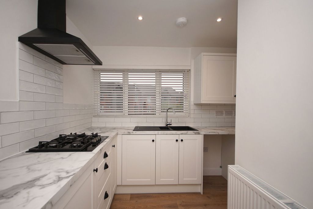 Property photo 2 of 25