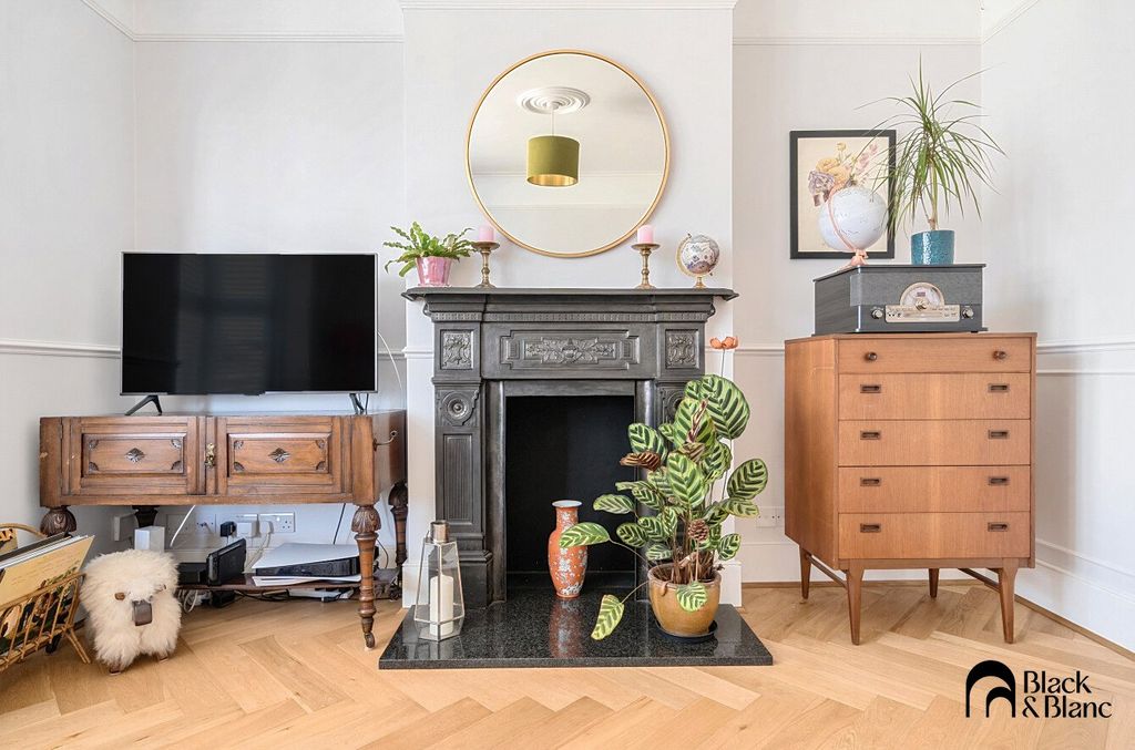 Property photo 3 of 21 Living Room