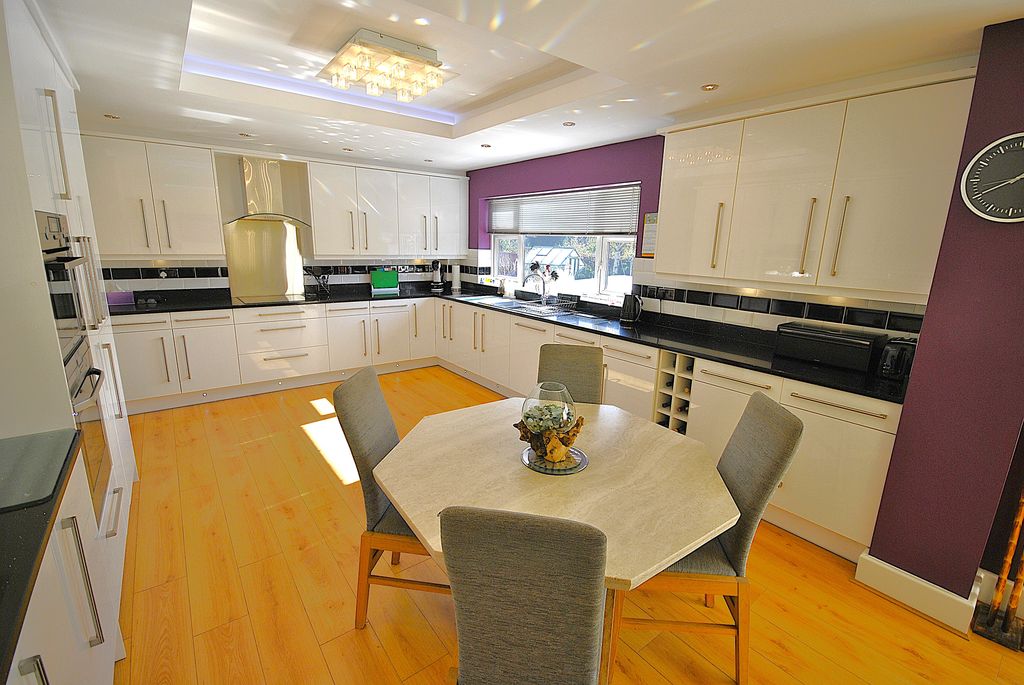 Additional image 8 of 5 bed detached house for saleBawtry Road, Doncaster DN4