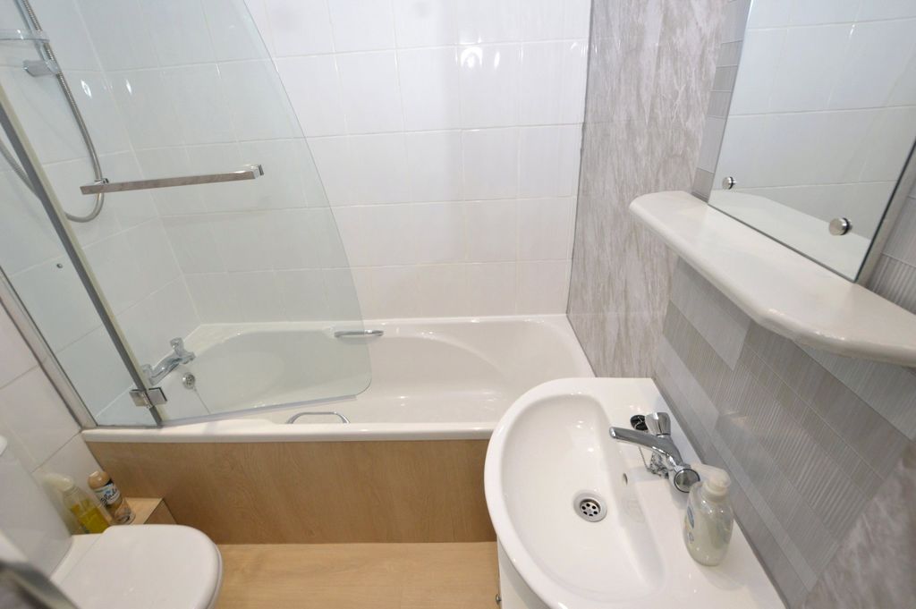 Property photo 1 of 13 Bathroom