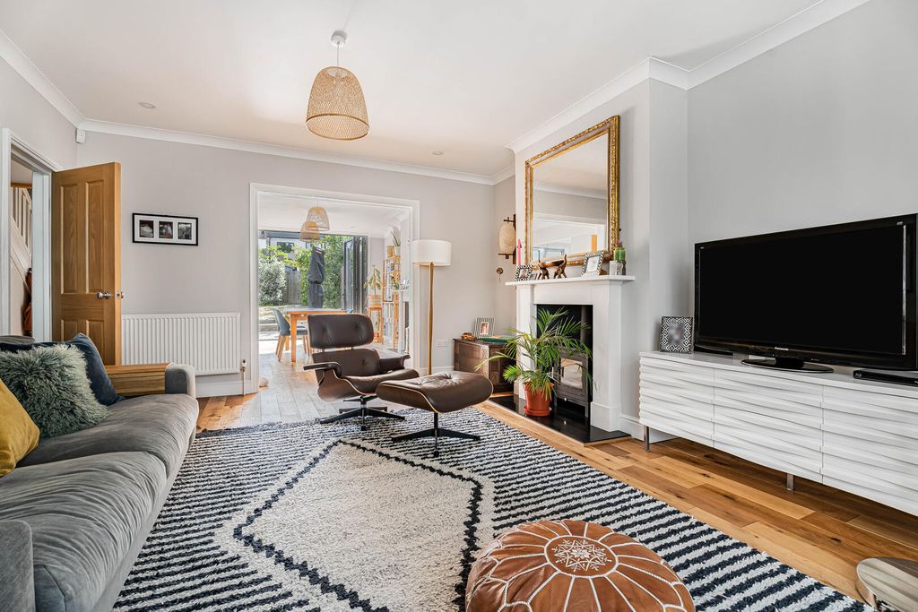 Property photo 1 of 19 Living Room