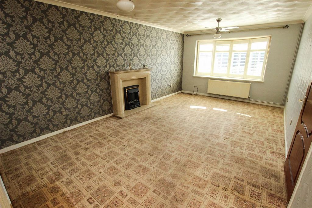 Property photo 3 of 11 Front Facing Lounge