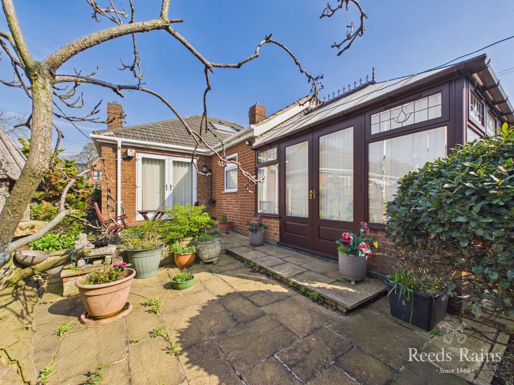 Property photo 2 of 27 Side Garden