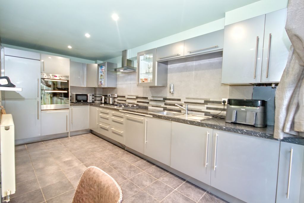 Property photo 3 of 15 Kitchen Diner