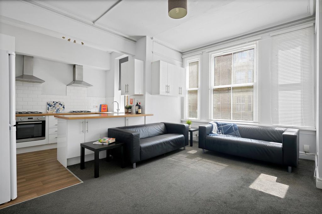 Property photo 3 of 22 37 Burns St-Hi.Jpg