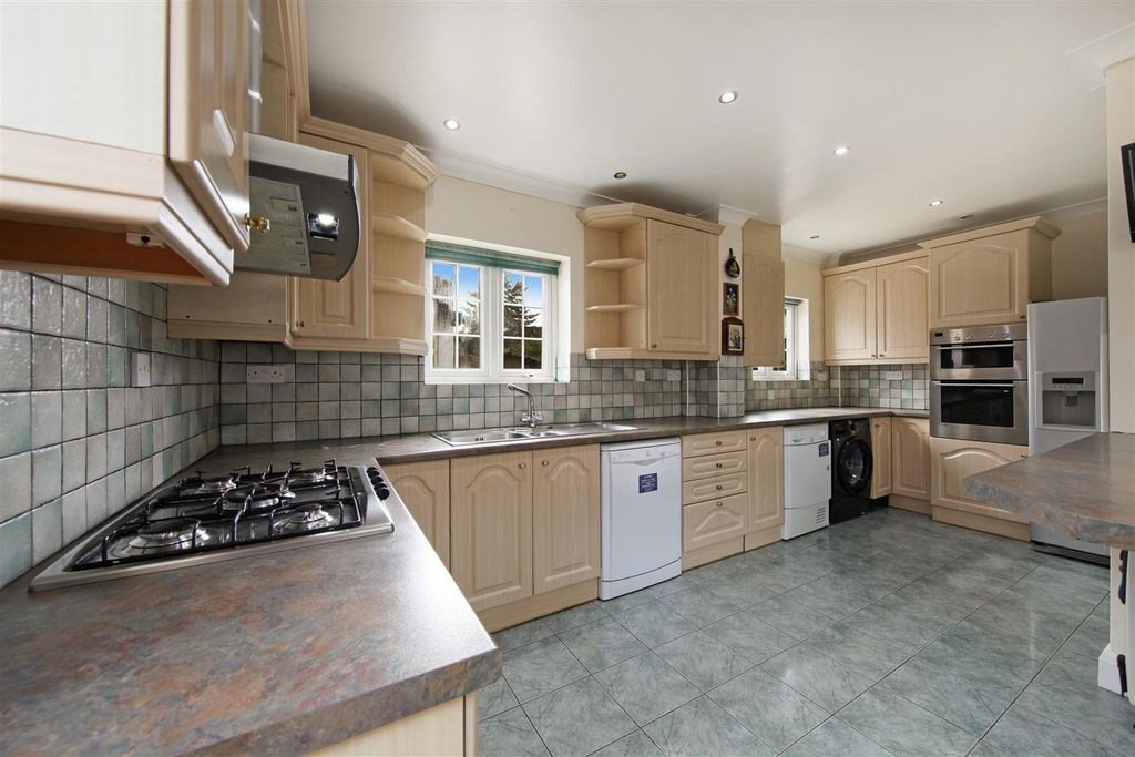 Property photo 2 of 19 125 The Fairway - Imwgroruk2P5Wetcjyyl.Jpg