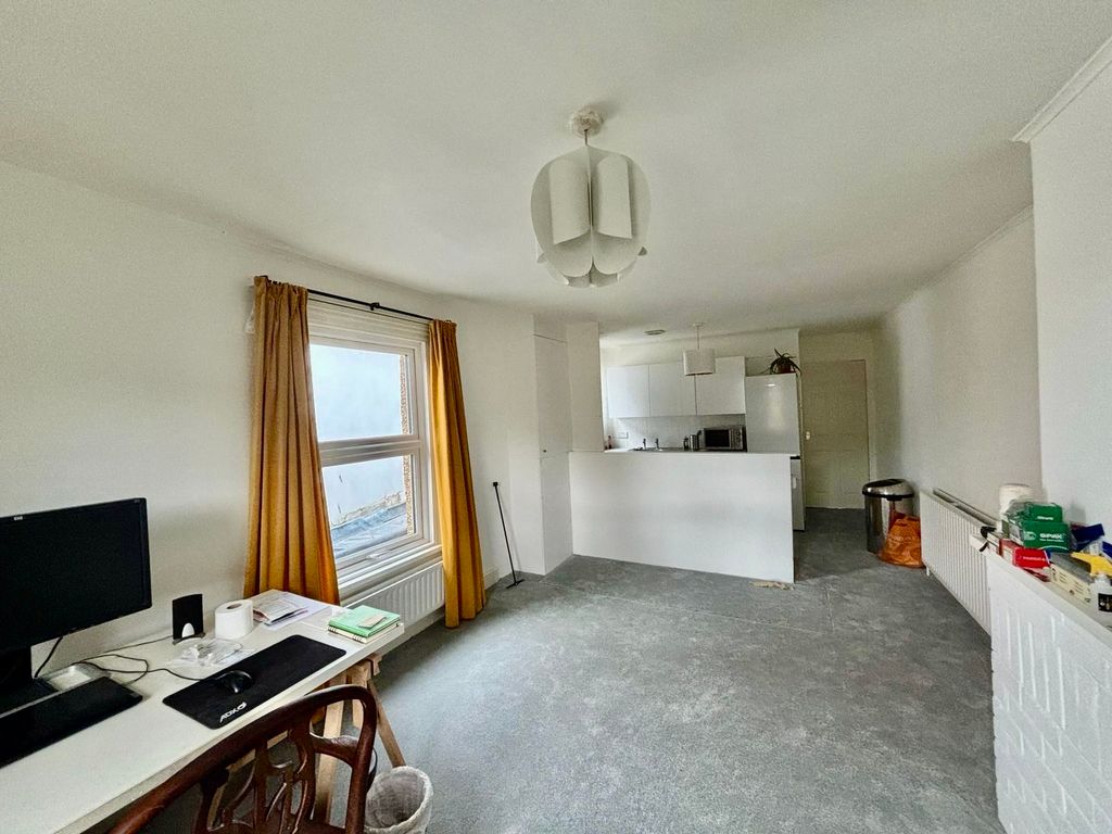 Property photo 2 of 8 9 Dryton 8
