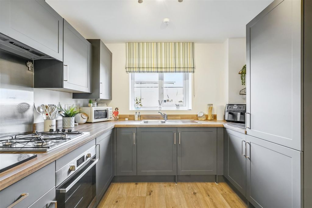 Property photo 3 of 21 Dining Kitchen